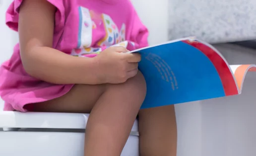 Τι προκαλεί τη δυσκοιλιότητα στα παιδιά