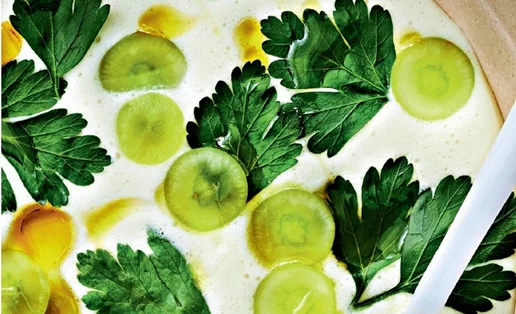 Συνταγή για γκασπάτσο με γάλα αμυγδάλου και σταφύλι