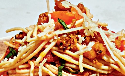 Σπαγγέτι από ρεβίθια με πικάντικη σάλτσα ντομάτας