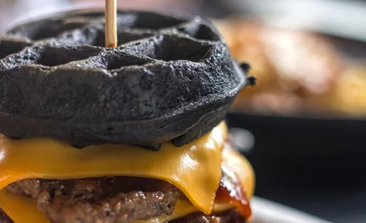 Μαύρα τρόφιμα με ενεργό άνθρακα: Τα «υπέρ» και τα «κατά» της νέας μόδας στη διατροφή