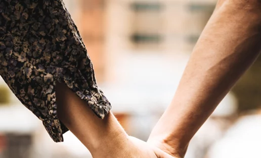 Ο φόβος της δέσμευσης: Πόσο φυσιολογική είναι η συναισθηματική αποστασιοποίηση;