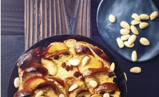 Mηλόπιτα με βάση το τσουρέκι που θα σε ξετρελάνει