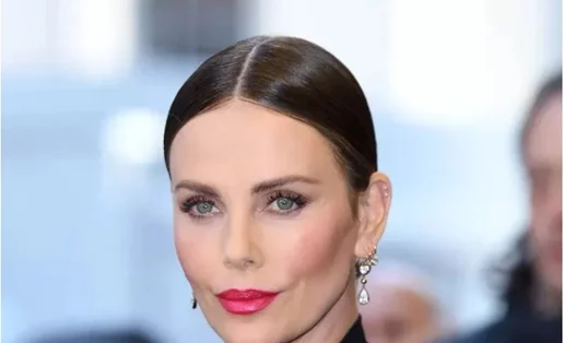 6 σταρ που θα σε πείσουν να βάλεις φούξια κραγιόν