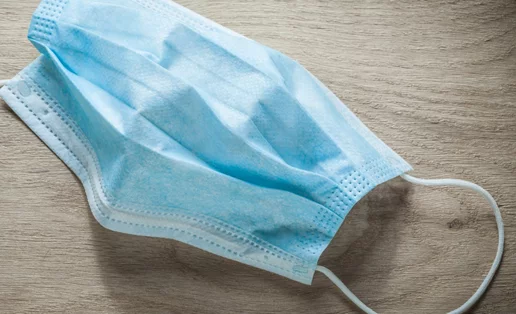 Πότε και γιατί πρέπει να -συνεχίσεις να- φοράς διπλή μάσκα