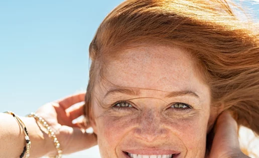 Τι προτείνουν 3 κορυφαίοι δερματολόγοι για τη φροντίδα της επιδερμίδας στην εμμηνόπαυση;