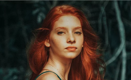 Το τρικ για να διατηρήσεις έντονο το κόκκινο (αλλά και κάθε χρώμα) στα μαλλιά σου