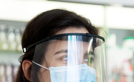 Σε προστατεύει η πλαστική προσωπίδα χωρίς μάσκα; Όχι, είναι η έγκυρη απάντηση