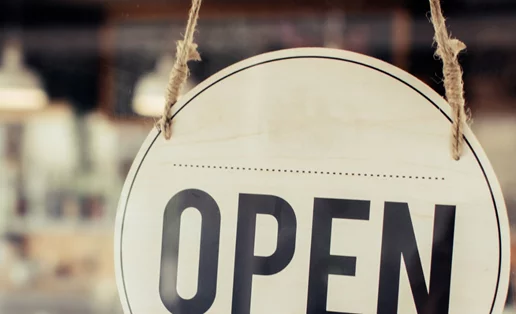 Η ζωή μετά τον εμβολιασμό για COVID-19: Θα αγκαλιαζόμαστε, θα ταξιδεύουμε, θα φοράμε μάσκα;