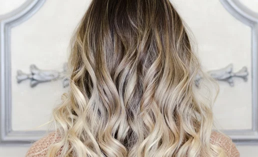 Balayage vs Highlights: Σε τι διαφέρουν και πώς να επιλέξεις