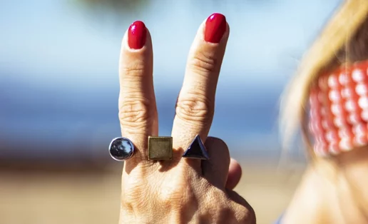 4 βερνίκια για τα πιο εντυπωσιακά κοραλλί & κόκκινα νύχια του καλοκαιριού