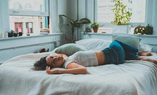 Πόσο κακό είναι να πέφτεις στο κρεβάτι με τα ρούχα που φορούσες όλη μέρα;