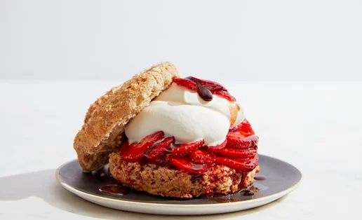 Μπισκοτοκέικ από αλεύρι ντίνκελ με φρούτα και σαντιγί