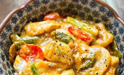 Συνταγή για ταϊλανδέζικο κοτόπουλο µε κάρυ, κινόα και τζίντζερ