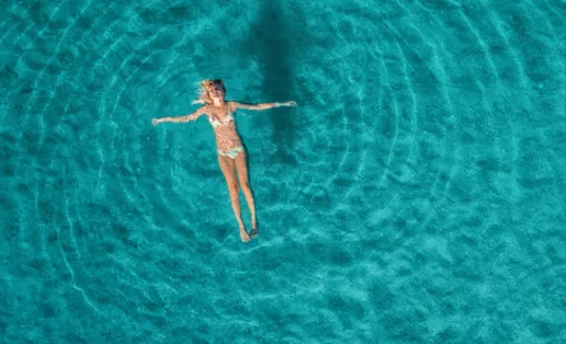 Μας αφορά όλες: Μπορεί να κολλήσεις μικρόβια από τη θάλασσα;