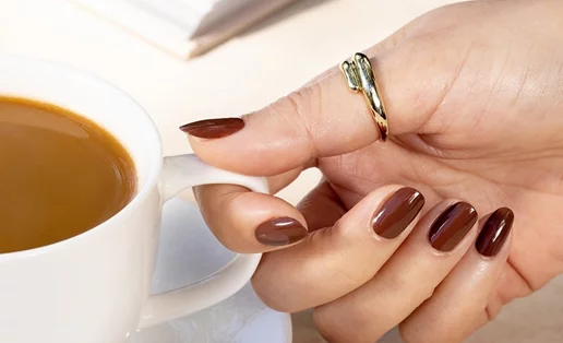 Ανοιξιάτικο μανικιούρ 2023: Το καφέ έχει ήδη γίνει το νέο nude στα νύχια