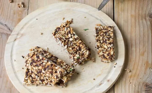 Μπάρες ενέργειας χωρίς ψήσιμο με κινόα και χουρμάδες (με 157 θερμίδες)