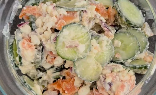 Η πιο viral σαλάτα με αγγούρι και σολομό - Είναι δροσερή και χορταστική