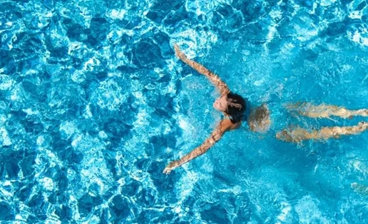 Μπορεί να πάθεις αφυδάτωση ενώ κολυμπάς;