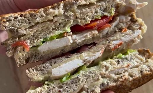 Το πιο υγιεινό και νόστιμο club sandwich: με μόλις 450 θερμίδες και 42 γρ. πρωτεΐνης!