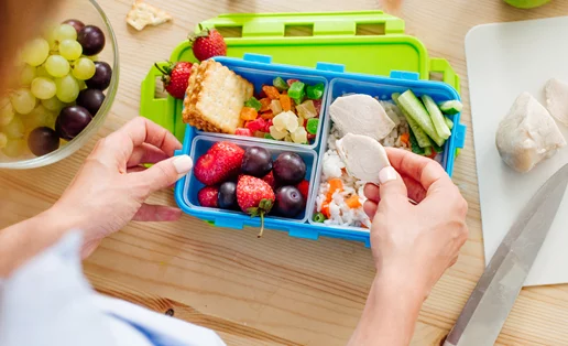Ιδέες για υγιεινά σνακ στο σχολείο από 7 διατροφολόγους