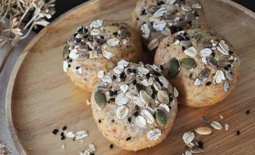 Εύκολα σπιτικά ψωμάκια με βρώμη και γιαούρτι