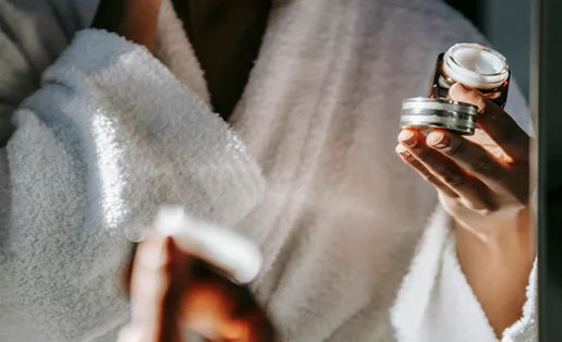 Πώς η ατμοσφαιρική ρύπανση ευνοεί την (πρόωρη) γήρανση της επιδερμίδας;