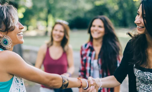 Πώς να κάνω τους άλλους να με συμπαθήσουν;