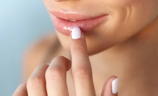 Ζουμερό αποτέλεσμα στα χείλη με αυτά τα 10 καλύτερα lip oils