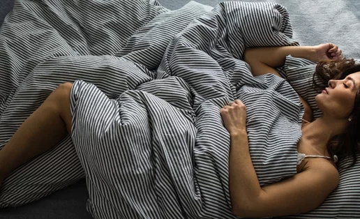 Εμμηνόπαυση και διαταραχές ύπνου: Με αυτή την καθημερινή συνήθεια θα δεις διαφορά