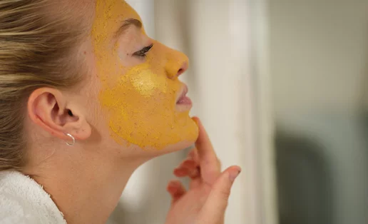 DIY skincare: Τα 5 πιο επικίνδυνα φυσικά υλικά που μπορεί να προκαλέσουν εγκαύματα