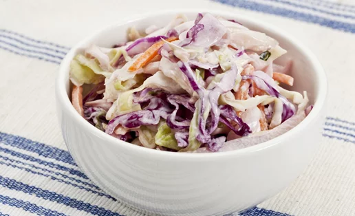 Λάχανο σαλάτα με τζίντζερ + σουσάμι: Η viral συνταγή που θα λατρέψεις αυτή τη σεζόν