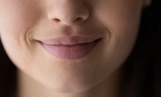 3 τρόποι που θα σε βοηθήσουν να "σβήσεις" τις ρυτίδες γύρω από το στόμα