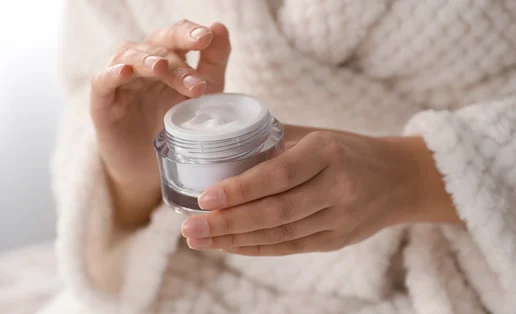 6 δροσερές κρέμες ματιών που προσφέρουν εφέ lifting στην περιοχή