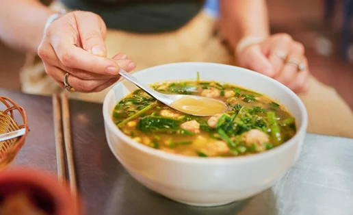 Mindful eating: Τι σημαίνει "τρώω ενσυνείδητα" και πώς θα μάθω να το κάνω;