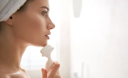 Face brushing: Όλα όσα πρέπει να γνωρίζεις για το ξηρό βούρτσισμα προσώπου