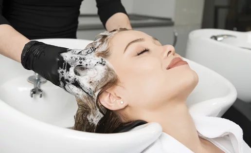 Προσοχή στο κομμωτήριο: Τι είναι το "εγκεφαλικό του κομμωτηρίου" που μπορεί να γίνει πολύ επικίνδυνο;