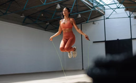 Υπάρχουν προπονήσεις που καίνε 1.000 θερμίδες; (7 τρόποι να τις κάψεις ρεαλιστικά + πόσο καιρό θα σου πάρει)