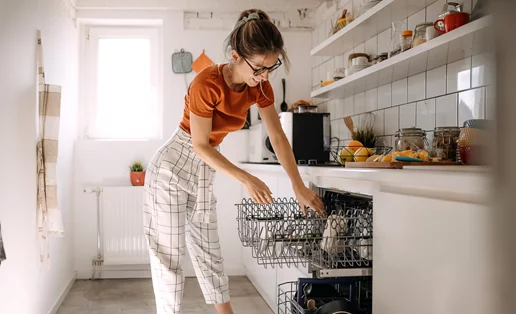 Η χρήσιμη απορία της ημέρας: Χρειάζεται να πλένω το πλυντήριο των πιάτων;