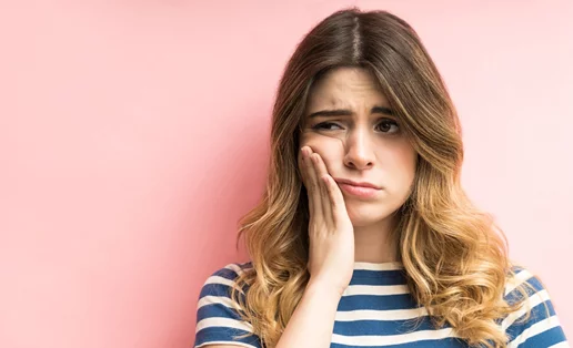 Κεφάλαιο ουλίτιδα: Τα πιθανά συμπτώματα και οι εύκολοι τρόποι να ανακουφιστούμε από τον πόνο