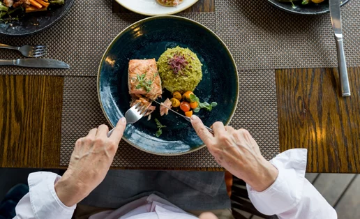 Η διατροφική συνήθεια που στοχεύει τόσο στην απώλεια βάρους όσο και στην απώλεια λίπους