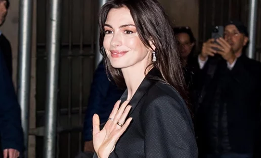 Η Anne Hathaway ξέρει το μυστικό για σύσφιξη του προσώπου και του λαιμού μέσα σε λίγα λεπτά