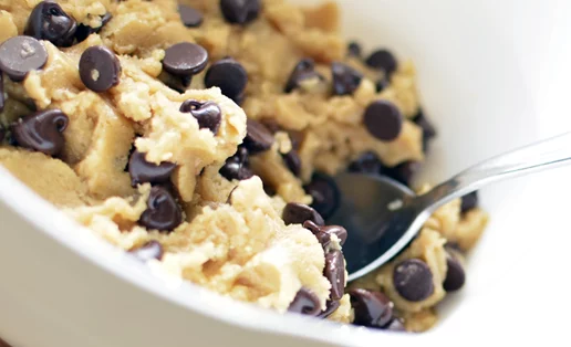 Κρύα μπάρα cookie dough με μόλις 4 υλικά - χωρίς ψήσιμο