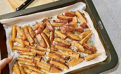 Συνταγή για τσιπς γλυκοπατάτας φούρνου με λίγα λιπαρά