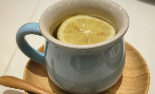 Χλιαρό νερό με λεμόνι: Μπορεί να "αποτοξινώσει" τον οργανισμό; Τι απαντάει η επιστήμη