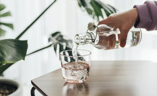 Γιατί νιώθω αφυδατωμένη ακόμα και όταν πίνω πολύ νερό;