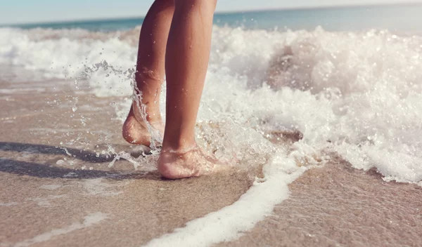 Πες "αντίο" στις σκασμένες φτέρνες: Ο απόλυτος καλοκαιρινός οδηγός περιποίησης