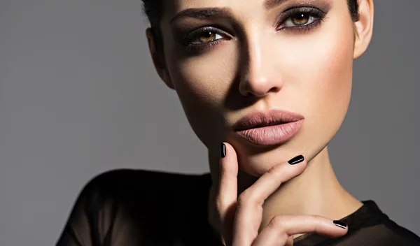 Πώς να δημιουργήσεις το πιο εντυπωσιακό smokey eye look του φθινοπώρου