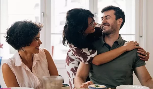 Sunday lunch with friends: Το Κυριακάτικο ritual που σκορπίζει μαγεία