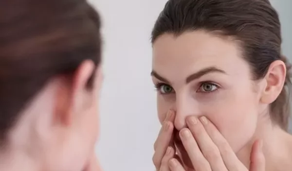 Η μικρή (και θαυματουργή) κίνηση που θα σε απαλλάξει από το ενοχλητικό πρήξιμο στα μάτια