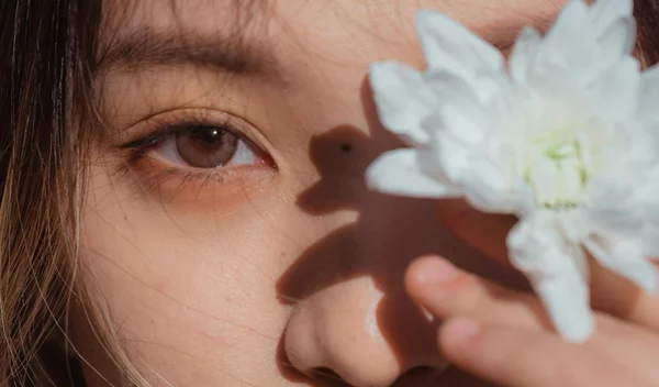 5 παλέτες σκιών σε γήινες, neutral και bronze αποχρώσεις με λιγότερα από 13 ευρώ